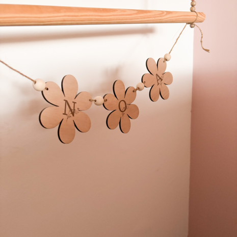 Houten Bloemen slinger met naam